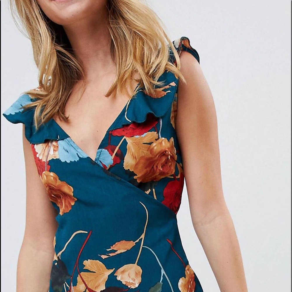 Floral Parisian dress with small wrap/slit details at the bottom